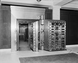 25-ton Door, Safe Deposit Vault, Old Colony Trust Company, Boston, Massachusetts, USA, Detroit Publishing Company, 1915
