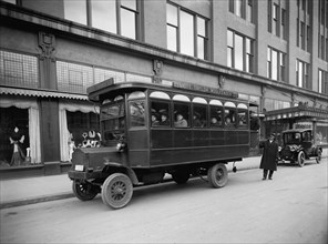 Free Transfer Bus, Elliott, Taylor, Woolfenden Co., Possibly to Encourage Shopping, Detroit, Michigan, USA, Detroit Publishing Company, 1910
