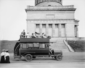 Tour Bus at Grant's Tomb, Riverside, Drive, New York City, New York, USA, Detroit Publishing Company, 1910