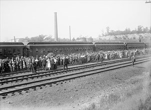 U.S. Army Soldiers Returning Home from War by Train, Washington DC, USA, Harris & Ewing, 1919