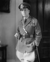 U.S. General Douglas MacArthur, Portrait, Washington DC, USA, Harris & Ewing, 1930