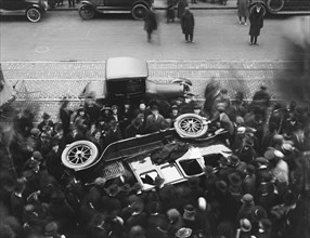 Crowd surrounding overturned automobile, USA, Harris & Ewing, 1920