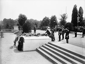 U.S. President Calvin Coolidge Laying Wreath at Tomb of Unknown Soldier, Arlington National Cemetery, Arlington, Virginia, USA, Harris & Ewing, 1925