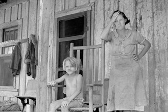 Wife and Child of Sharecropper, Stortz Cotton Plantation, Pulaski County, Arkansas, USA, Arthur Rothstein for Farm Security Administration (FSA), August 1935