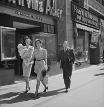 Shoppers, Hollywood, California, USA, Russell Lee, April 1942