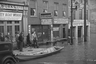 Street Scene, Flooding from Ohio River, Louisville, Kentucky, USA, Carl Mydans for U.S. Resettlement Administration, March 1936