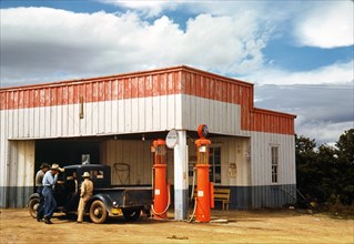 Filling Station and Garage, Pie Town, New Mexico, USA, Lee Russell for Farm Security Administration, October 1940