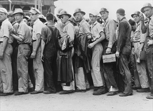 Workers Leaving Pennsylvania Shipyards at Change of Shift, Beaumont, Texas, USA, John Vachon for Office of War Information, May 1943