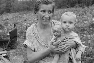 Wife and Child of Sharecropper, Arkansas, USA, Ben Shahn for U.S. Resettlement Administration, October 1935