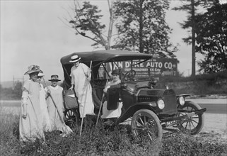 Suffrage Farmers going to Work, Bronx, New York, USA, Bain News Service, August 1917