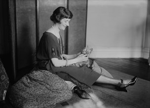 Actress Lynn Fontanne, Portrait with Cat, Bain News Service, 1920