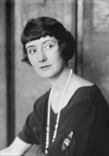 Actress Lynn Fontanne, Portrait, Bain News Service, 1920