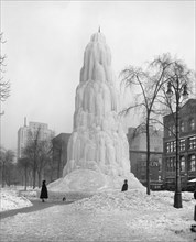 Ice fountain, Washington Boulevard, Detroit, Michigan, USA, Detroit Publishing Company, 1910
