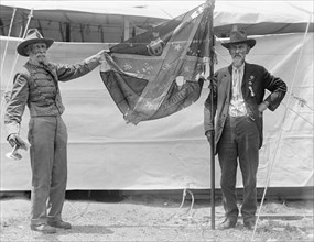 Two Elderly Confederate Veterans Holding Georgia Battle Flag of American Civil War during Confederate Reunion, Washington DC, USA, Harris & Ewing, June 1917