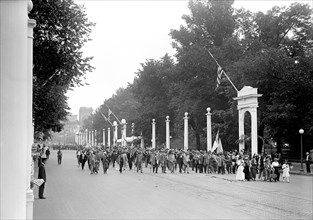 Confederate Reunion Parade Passing Through Court of Honor, Washington DC, USA, Harris & Ewing, June 1917