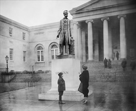 Marble Sculpture of Abraham Lincoln in front of District of Columbia City Hall, Washington DC, USA, Harris & Ewing, 1923
