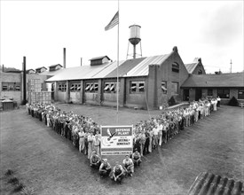 Portrait of Workers outside a U.S. Defense Plant, Chattanooga Stamping & Enameling Co., Chattanooga, Tennessee, USA, Office of War information, early 1940's