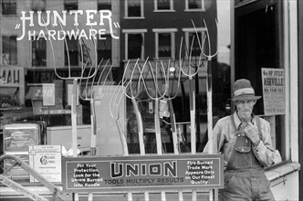 Hardware Store, Circleville, Ohio, USA, Ben Shahn, U.S. Resettlement Administration, July 1938