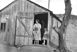 Earl Pauley Family, Tenant Farmers, in Doorway of Farmhouse, near Smithland, Iowa, USA, Russell Lee, U.S. Resettlement Administration, December 1936