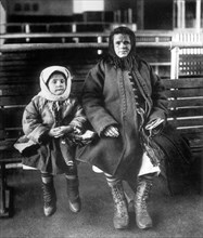 Emigrant Mother and Daughter, Ellis Island, New York, USA, circa 1902