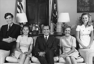 U.S. President Richard Nixon, (center), with son-in-law David Eisenhower, Julie Nixon Eisenhower, Pat Nixon, Tricia Nixon, Portrait, White House, Washington DC, USA, 1969