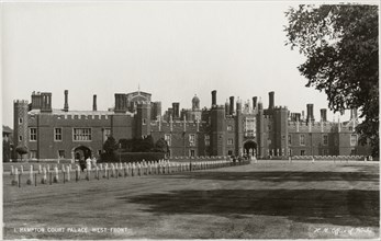 Hampton Court Palace, West Front, Borough of Richmond upon Thames, Greater London, England, UK, Postcard, circa 1920