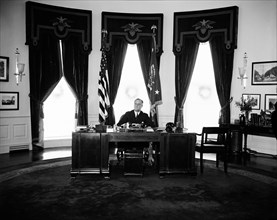 U.S. President Franklin Roosevelt at his Desk, Oval Office, White House, Washington DC, USA, Harris & Ewing, December 31, 1934