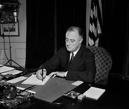 U.S. President Franklin Roosevelt at his Desk, Oval Office, White House, Washington DC, USA, Harris & Ewing, 1934