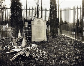 Theodore Roosevelt's Grave, Youngs Memorial Cemetery, Oyster Bay, New York, USA, Photograph by Irving Underhill, 1921