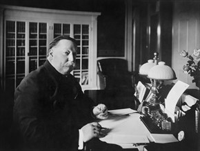 U.S. President William Howard Taft sitting at his Desk, White House, Washington, D.C., USA, 1912