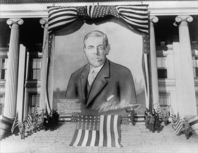 Banner-Size Oil Portrait of U.S. President Woodrow Wilson hanging from Treasury Building, Washington, D.C., USA, 1920
