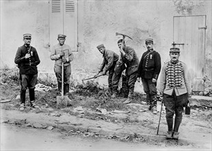 German Prisoners working on Road between Villeroy and Neufmontiers