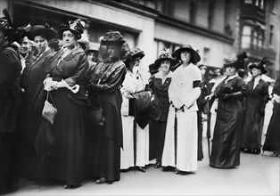 Participants in Women's Peace Parade shortly after start of World War I