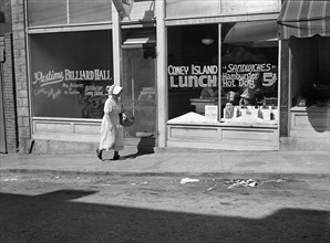 woman, food and drink, street scene, Kentucky, historical,