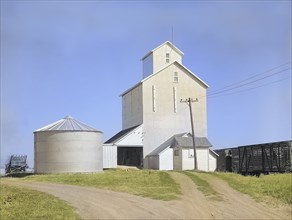 Grain elevator with steel bin for shelled corn storage