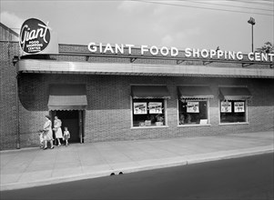 Customers leaving Giant Food Shopping Center, Wisconsin Avenue, Washington, D.C., USA, Marjory