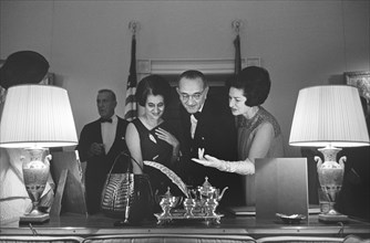 Indian Prime Minister Indira Gandhi, U.S. President Lyndon Johnson and Lady Bird Johnson exchanging