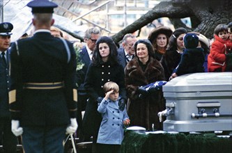 Lyn Nugent saluting as Luci Johnson Nugent, Lady Bird Johnson, and Lynda Johnson Robb listen during