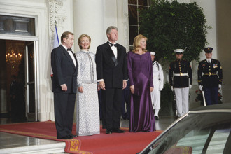 U.S. President Bill Clinton (2nd right), U.S. First Lady Hillary Rodham Clinton (2nd left),