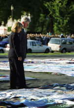 U.S. President Bill Clinton and U.S. First Lady Hillary Rodham Clinton viewing AIDS Memorial Quilt