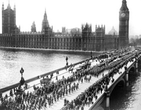 American troops on way to the front march through London amid the plaudits of the multitudes,