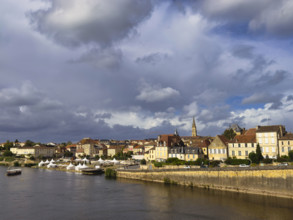 Village scenic along Dordogne River, Bergerac, France