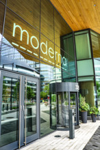 Moderna, building entrance, Cambridge