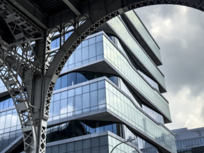 Henry R. Kravis Hall and detail of elevated Riverside Drive Viaduct, Columbia University Business