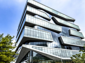 Henry R. Kravis Hall, building exterior, low angle view, Columbia University Business School,