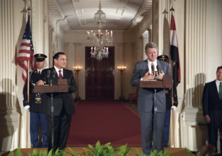 U.S. President Bill Clinton and Egyptian President Hosni Mubarak holding joint press conference in