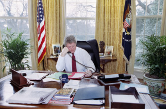 U.S. President Bill Clinton on telephone in oval office, White House, Washington, D.C., USA, Bob