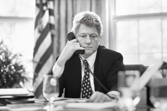 U.S. President Bill Clinton working in the Oval Office of the White House, Washington, D.C., USA,