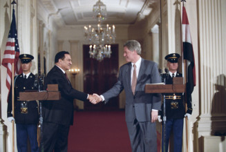 U.S. President Bill Clinton and Egyptian President Hosni Mubarak shaking hands during joint press