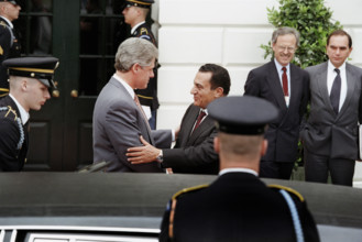 U.S. President Bill Clinton and others saying farewell to Egyptian President Hosni Mubarak as he